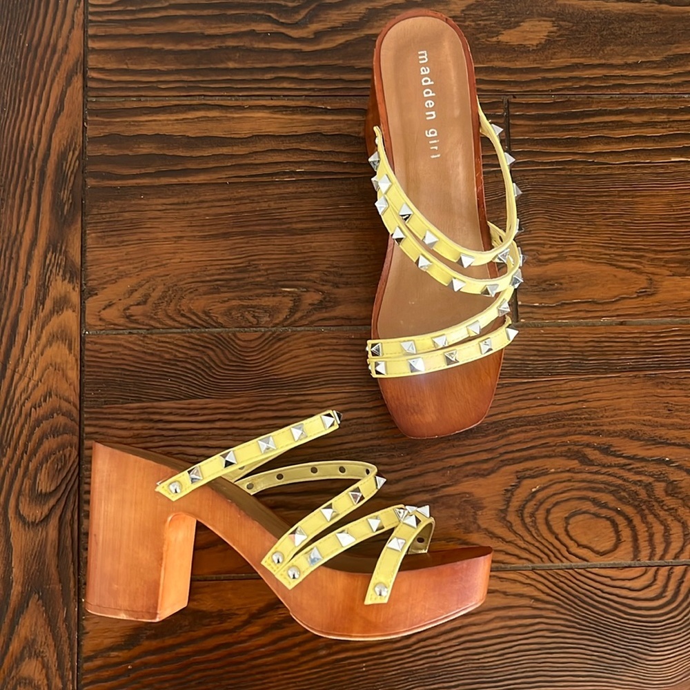 SIZE 7.5 MADDEN GIRL YELLOW STUDDED WOOD CLOG SANDALS